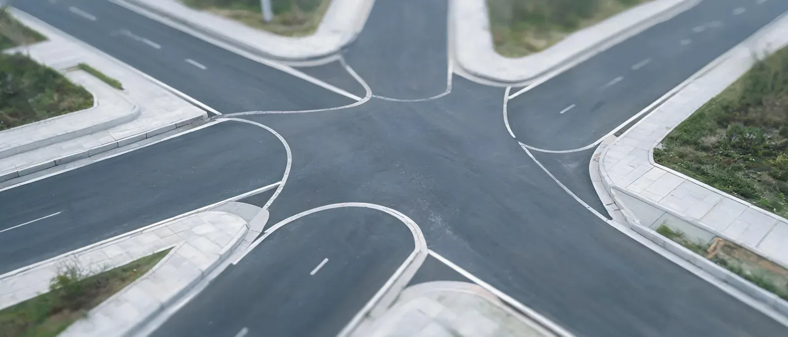 岔路口的俯拍照片,三条道路走向不同方向