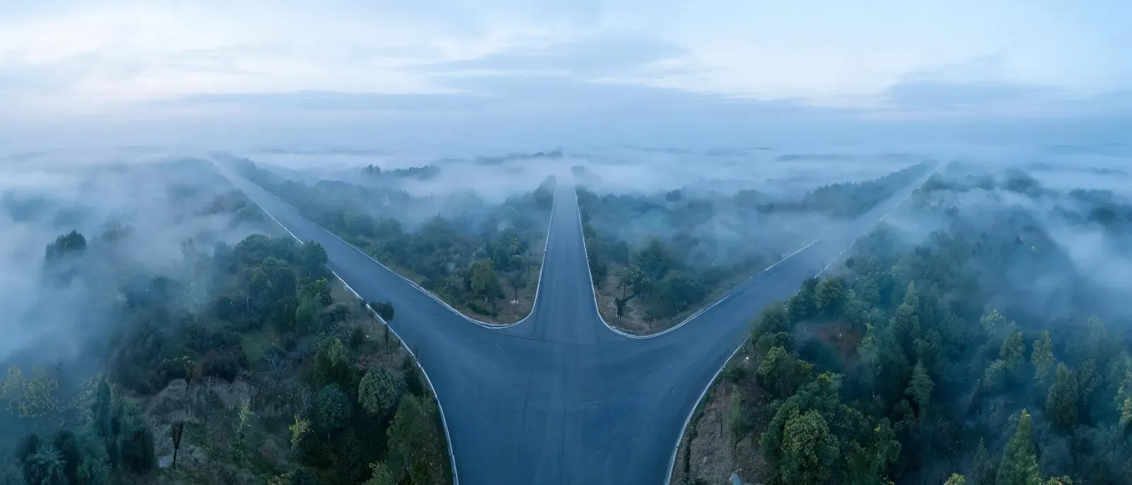 一条道路在前方分成三条不同方向岔路的航拍照片