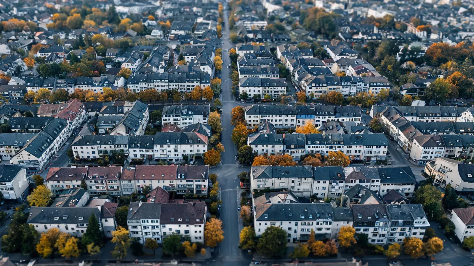 德國城市街區的航拍照片，規整的建築排列