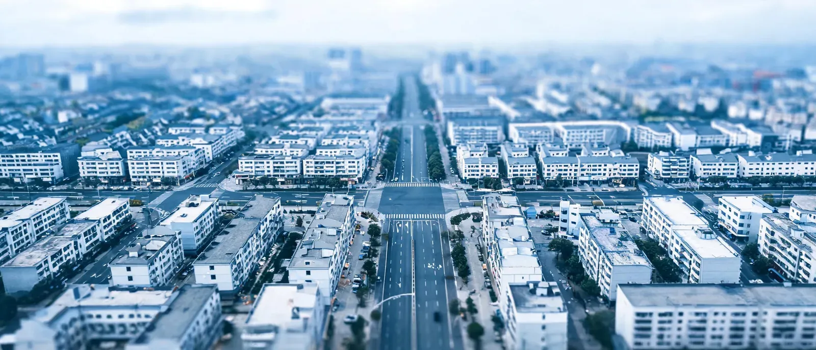城市街區的高空俯拍照片，道路網格清晰