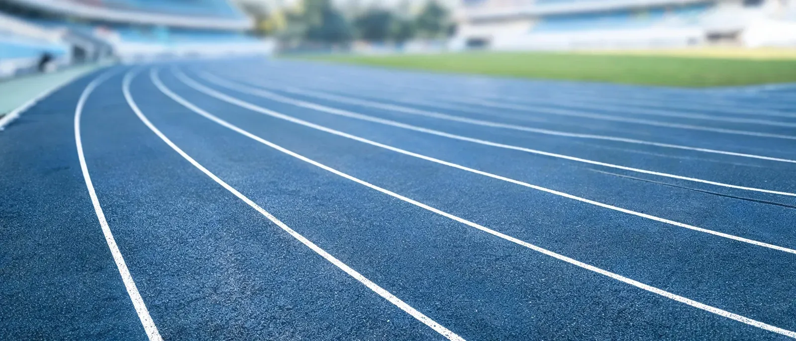 田径场跑道分道线的俯拍，线条笔直清晰