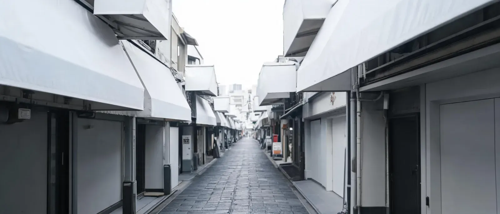 日本商业街的照片,密集的店铺招牌与狭窄通道