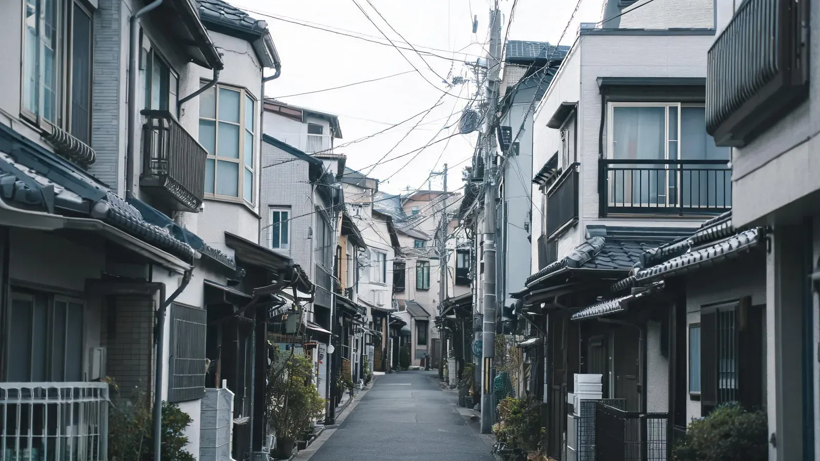 日本城市街道的照片，密集的低層建築與狹窄街巷