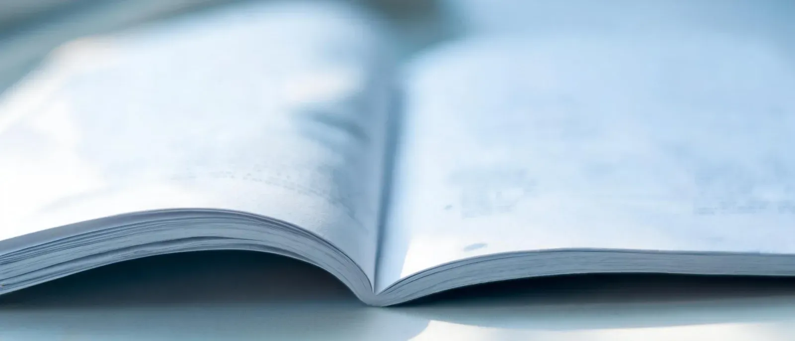 攤開的說明書頁面特寫,背景虛化