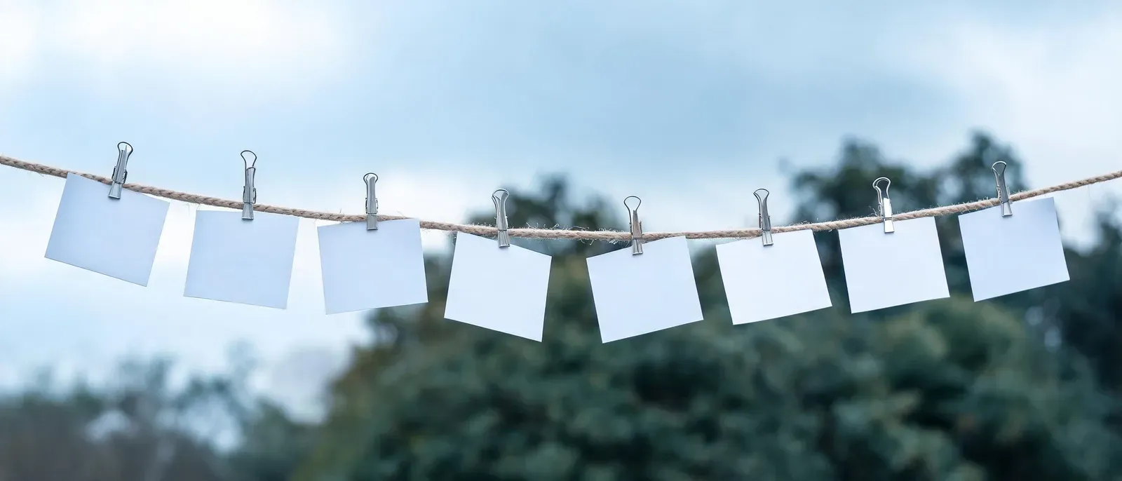晾衣绳上悬挂的空白卡片,随风微微倾斜